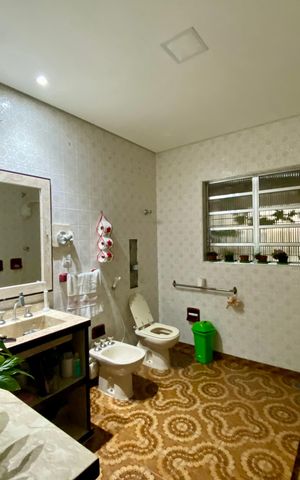 Casa à venda com 295m², 5 quartos e 4 vagas Casa à venda com 295m², 5 quartos e 4 vagasBanheiro 1 - casa 2