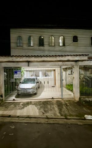 Casa à venda com 295m², 5 quartos e 4 vagas Casa à venda com 295m², 5 quartos e 4 vagasPlaca instalada na fachada do imóvel