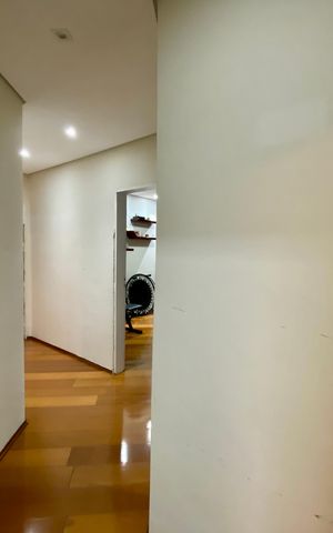 Casa à venda com 295m², 5 quartos e 4 vagas Casa à venda com 295m², 5 quartos e 4 vagasCorredor - casa 1