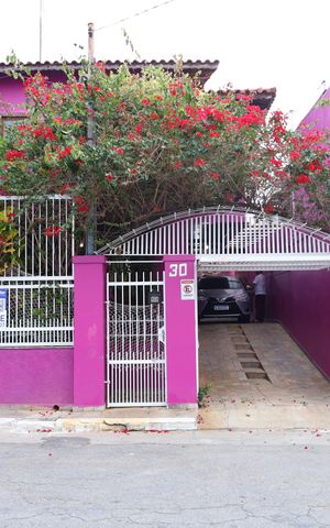 Casa à venda com 208m², 2 quartos e 5 vagasFachada do imóvel - Placa grande instalada no portão do imóvel, em 10.06.26,com código WYNY-778