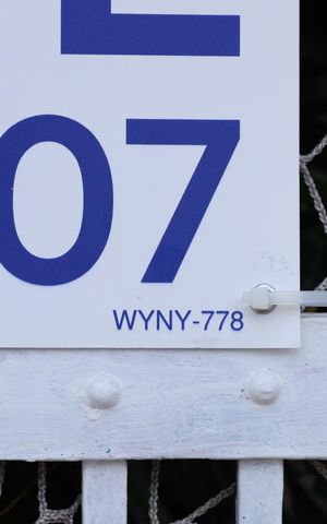 Casa à venda com 208m², 2 quartos e 5 vagasPlaca grande instalada no portão do imóvel, em 10.06.26,com código WYNY-778