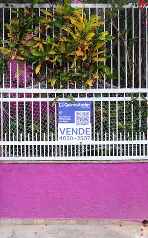 Casa à venda com 208m², 2 quartos e 5 vagasPlaca grande instalada no portão do imóvel, em 10.06.26,com código WYNY-778