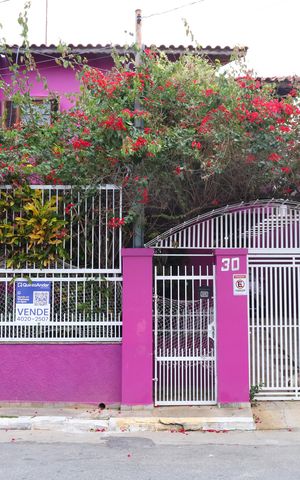 Casa à venda com 208m², 2 quartos e 5 vagasPlaca grande instalada no portão do imóvel, em 10.06.26,com código WYNY-778