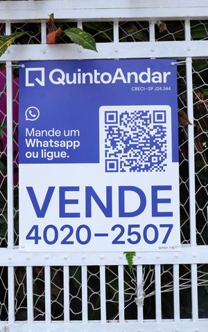 Casa à venda com 208m², 2 quartos e 5 vagasPlaca grande instalada no portão do imóvel, em 10.06.26,com código WYNY-778