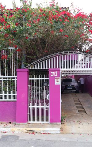 Casa à venda com 208m², 2 quartos e 5 vagasFachada do imóvel - Placa grande instalada no portão do imóvel, em 10.06.26, com código WYNY-778