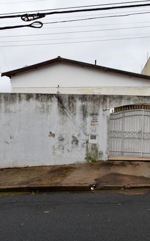 Casa à venda com 162m², 3 quartos e 2 vagasFachada