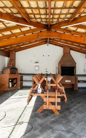 Apartamento à venda com 209m², 3 quartos e 3 vagas Apartamento à venda com 209m², 3 quartos e 3 vagasÁrea comum - Churrasqueira