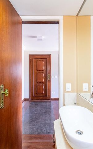 Apartamento à venda com 209m², 3 quartos e 3 vagas Apartamento à venda com 209m², 3 quartos e 3 vagasLavabo