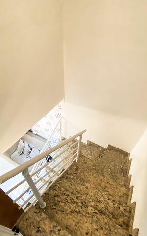 Casa de condomínio à venda com 74m², 2 quartos e 1 vaga Casa de condomínio à venda com 74m², 2 quartos e 1 vagaEscada