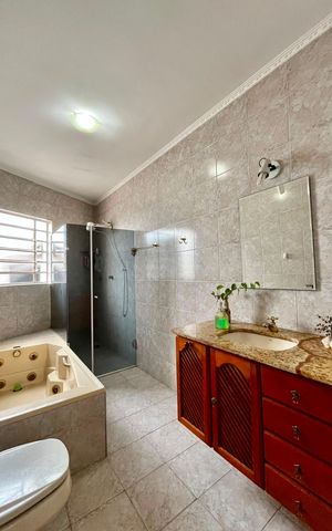 Casa à venda com 217m², 4 quartos e 5 vagasBanheiro da Suíte
