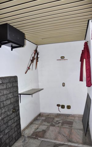 Casa à venda com 342m², 4 quartos e 3 vagas Casa à venda com 342m², 4 quartos e 3 vagasÁrea externa