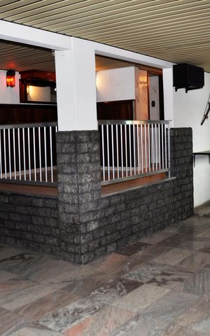 Casa à venda com 342m², 4 quartos e 3 vagas Casa à venda com 342m², 4 quartos e 3 vagasÁrea externa