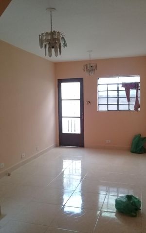 Casa à venda com 119m², 3 quartos e 2 vagas Casa à venda com 119m², 3 quartos e 2 vagasSala