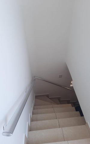 Casa à venda com 119m², 3 quartos e 2 vagas Casa à venda com 119m², 3 quartos e 2 vagasEscada