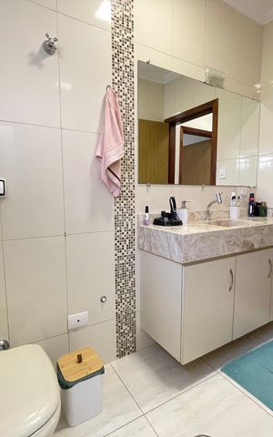 Casa à venda com 250m², 4 quartos e 3 vagas Casa à venda com 250m², 4 quartos e 3 vagasBanheiro 1