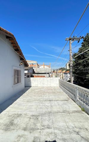 Casa à venda com 250m², 4 quartos e 3 vagas Casa à venda com 250m², 4 quartos e 3 vagasVaranda