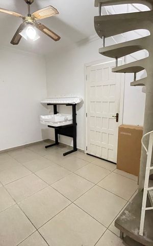 Casa à venda com 250m², 4 quartos e 3 vagas Casa à venda com 250m², 4 quartos e 3 vagasSala - edícula