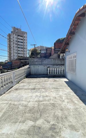 Casa à venda com 250m², 4 quartos e 3 vagas Casa à venda com 250m², 4 quartos e 3 vagasVaranda