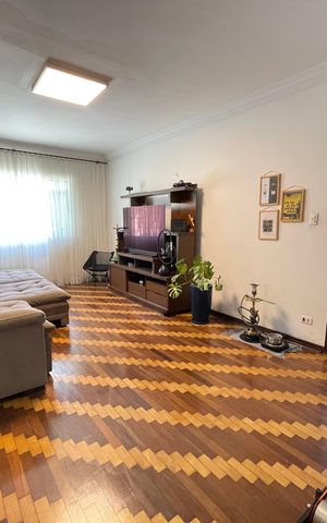 Casa à venda com 250m², 4 quartos e 3 vagas Casa à venda com 250m², 4 quartos e 3 vagasSala