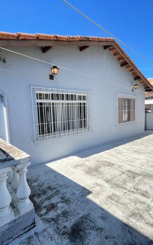 Casa à venda com 250m², 4 quartos e 3 vagas Casa à venda com 250m², 4 quartos e 3 vagasVaranda