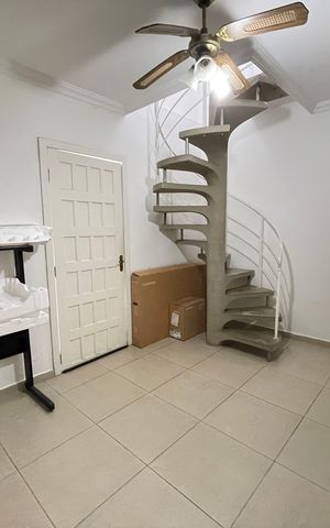 Casa à venda com 250m², 4 quartos e 3 vagas Casa à venda com 250m², 4 quartos e 3 vagasSala - edícula