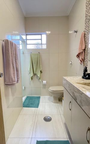 Casa à venda com 250m², 4 quartos e 3 vagas Casa à venda com 250m², 4 quartos e 3 vagasBanheiro 1