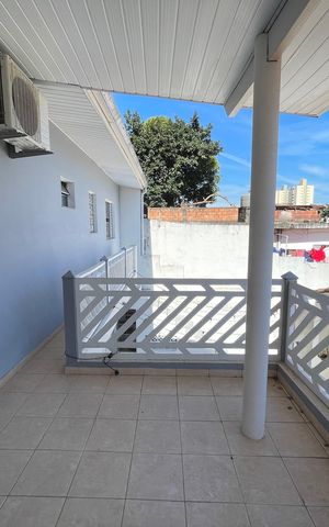 Casa à venda com 250m², 4 quartos e 3 vagas Casa à venda com 250m², 4 quartos e 3 vagasVaranda
