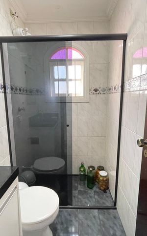 Casa à venda com 250m², 4 quartos e 3 vagas Casa à venda com 250m², 4 quartos e 3 vagasBanheiro 3