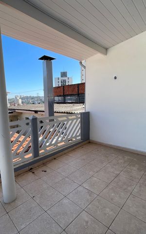 Casa à venda com 250m², 4 quartos e 3 vagas Casa à venda com 250m², 4 quartos e 3 vagasVaranda