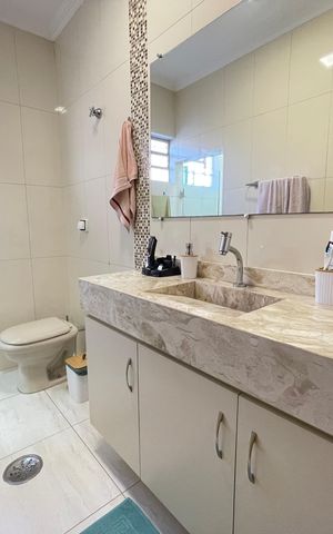Casa à venda com 250m², 4 quartos e 3 vagas Casa à venda com 250m², 4 quartos e 3 vagasBanheiro 1