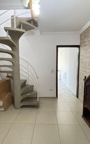 Casa à venda com 250m², 4 quartos e 3 vagas Casa à venda com 250m², 4 quartos e 3 vagasSala - edícula