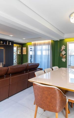 Casa à venda com 560m², 4 quartos e 5 vagas Casa à venda com 560m², 4 quartos e 5 vagasSalas de Estar e Jantar