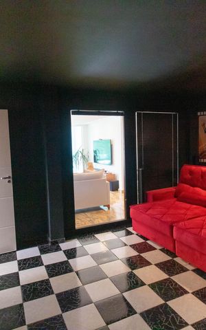 Casa de condomínio à venda com 454m², 4 quartos e 2 vagas Casa de condomínio à venda com 454m², 4 quartos e 2 vagasSala de TV