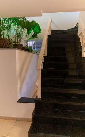 Casa de condomínio à venda com 454m², 4 quartos e 2 vagas Casa de condomínio à venda com 454m², 4 quartos e 2 vagasEscada