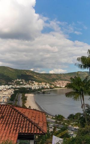 Casa de condomínio à venda com 454m², 4 quartos e 2 vagas Casa de condomínio à venda com 454m², 4 quartos e 2 vagasVista
