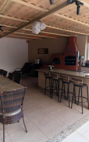 Casa de condomínio à venda com 454m², 4 quartos e 2 vagas Casa de condomínio à venda com 454m², 4 quartos e 2 vagasÁrea externa