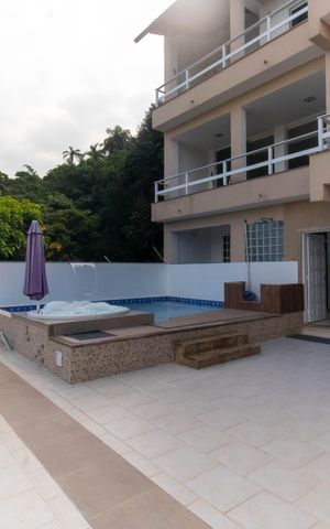 Casa de condomínio à venda com 454m², 4 quartos e 2 vagas Casa de condomínio à venda com 454m², 4 quartos e 2 vagasÁrea externa
