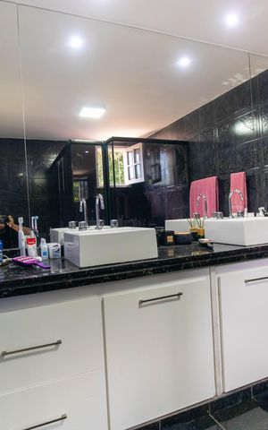 Casa de condomínio à venda com 454m², 4 quartos e 2 vagas Casa de condomínio à venda com 454m², 4 quartos e 2 vagasBanheiro da Suíte 4