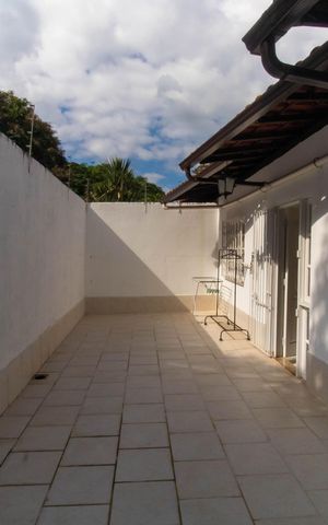 Casa de condomínio à venda com 454m², 4 quartos e 2 vagas Casa de condomínio à venda com 454m², 4 quartos e 2 vagasÁrea externa