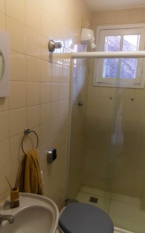 Casa de condomínio à venda com 454m², 4 quartos e 2 vagas Casa de condomínio à venda com 454m², 4 quartos e 2 vagasBanheiro