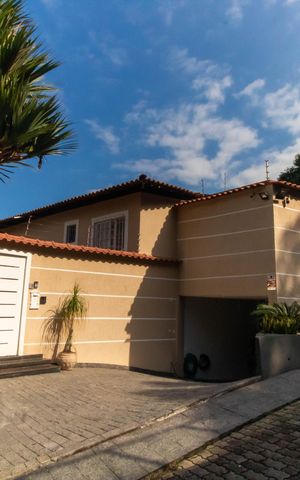 Casa de condomínio à venda com 454m², 4 quartos e 2 vagas Casa de condomínio à venda com 454m², 4 quartos e 2 vagasFachada