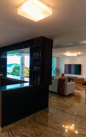 Casa de condomínio à venda com 454m², 4 quartos e 2 vagas Casa de condomínio à venda com 454m², 4 quartos e 2 vagasSala