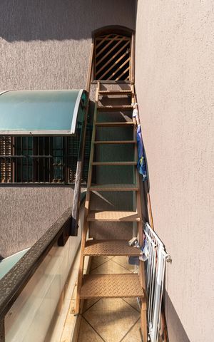 Casa à venda com 552m², 4 quartos e 6 vagas Casa à venda com 552m², 4 quartos e 6 vagasEscada
