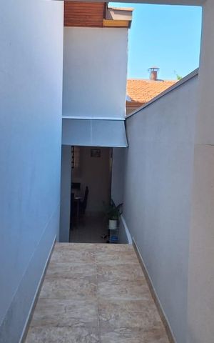 Casa à venda com 140m², 2 quartos e 5 vagas Casa à venda com 140m², 2 quartos e 5 vagasÁrea externa