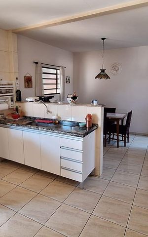 Casa à venda com 140m², 2 quartos e 5 vagas Casa à venda com 140m², 2 quartos e 5 vagasCozinha