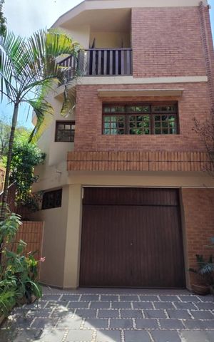 Casa à venda com 187m², 3 quartos e 3 vagas Casa à venda com 187m², 3 quartos e 3 vagasÁrea externa