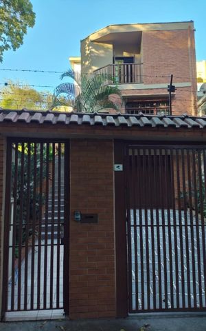 Casa à venda com 187m², 3 quartos e 3 vagas Casa à venda com 187m², 3 quartos e 3 vagasFachada
