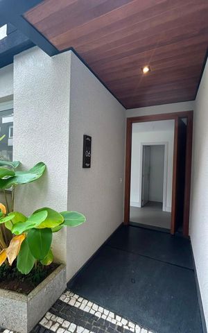 Casa de condomínio à venda com 418m², 4 quartos e 4 vagas Casa de condomínio à venda com 418m², 4 quartos e 4 vagasFachada