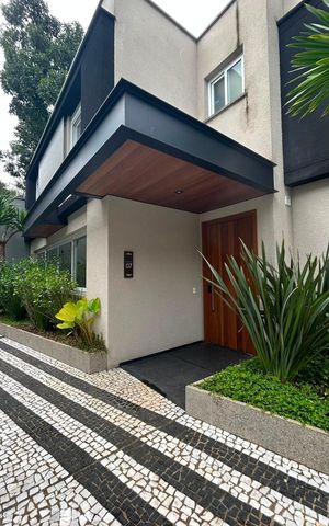 Casa de condomínio à venda com 410m², 4 quartos e 4 vagas Casa de condomínio à venda com 410m², 4 quartos e 4 vagasFachada