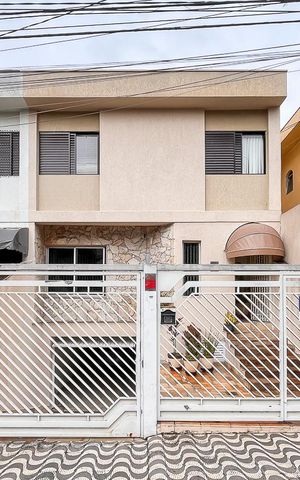 Casa à venda com 200m², 3 quartos e 4 vagasFachada + plaquinha